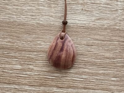 Pendentif en bois de rose. Bijou fait à la main.