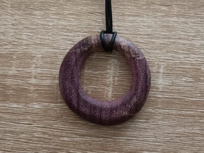 Bijou en amarante. Pendentif. Artisanat en bois.